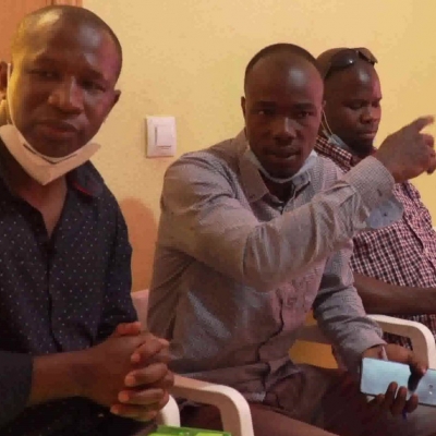 Presidente de ATDME en Recas Koman Koita y representante de la Embajada de Mali con un joven facilitador dialógan sobre sus problemas.